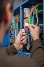 Rhino nylon black on white 18488 18489 1734524 cable-wrap-hand-3_application